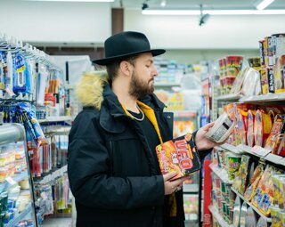 MURDAH SRVC musician in Osaka convenience store shopping for Japanese snacks