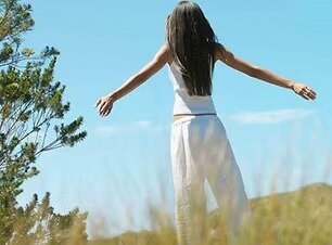 imgi_4_ragazza in bianco nella natura.jpeg imgi_4_ragazza in bianco nella natura.jpeg