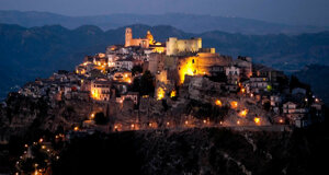 eyJpdCI6IlNhbnRhIFNldmVyaW5hIGRpIG5vdHRlIn0=