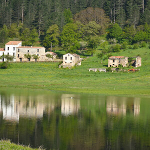 Torre Dodaro riflessi sul lago Ampollino Torre Dodaro riflessi sul lago Ampollino