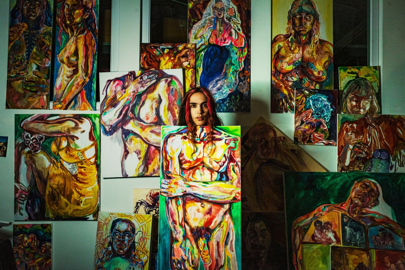 eyJlbiI6IlZhbGVudGluZSBBbG1hIHN0YW5kaW5nIGluIGZyb250IG9mIGxhcmdlIHBhaW50aW5nIGluc3RhbGxhdGlvbiBpbiBNb250culhbCBzdHVkaW8sIGNvbnRlbXBvcmFyeSBhcnQgcG9ydHJhaXQuIn0=