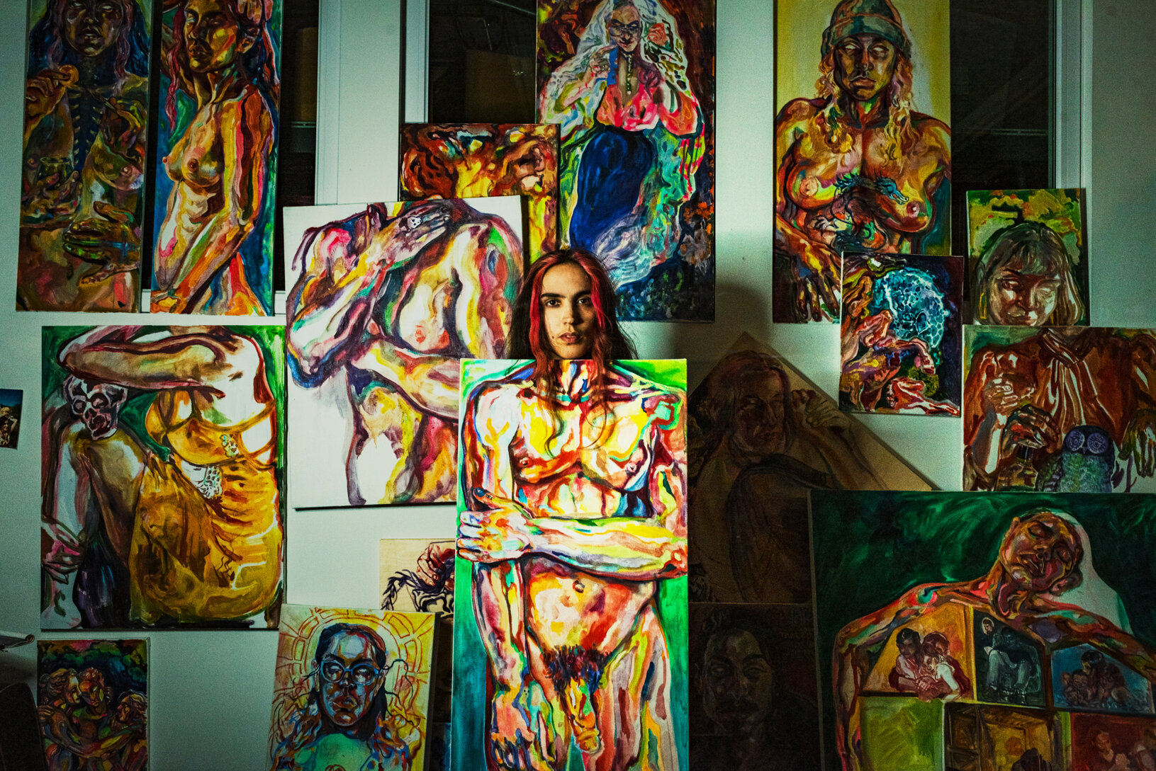 eyJlbiI6IlZhbGVudGluZSBBbG1hIHN0YW5kaW5nIGluIGZyb250IG9mIGxhcmdlIHBhaW50aW5nIGluc3RhbGxhdGlvbiBpbiBNb250culhbCBzdHVkaW8sIGNvbnRlbXBvcmFyeSBhcnQgcG9ydHJhaXQuIn0=