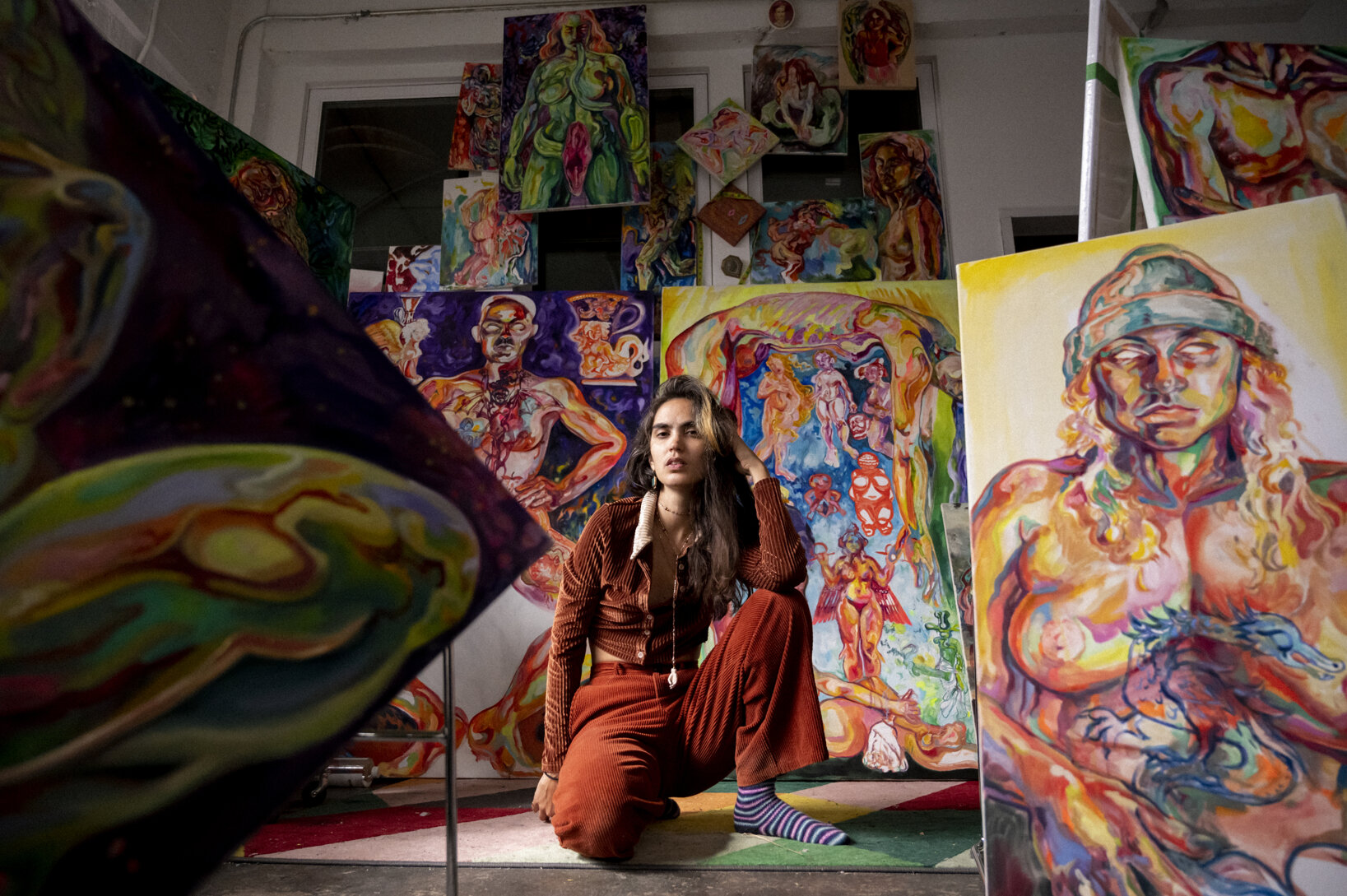 eyJlbiI6IlZhbGVudGluZSBBbG1hIGluIGhlciBNb250culhbCBzdHVkaW8gc3Vycm91bmRlZCBieSBjb2xvcmZ1bCBwYWludGluZ3MsIGNvbnRlbXBvcmFyeSBhcnRpc3QgcG9ydHJhaXQuIn0=