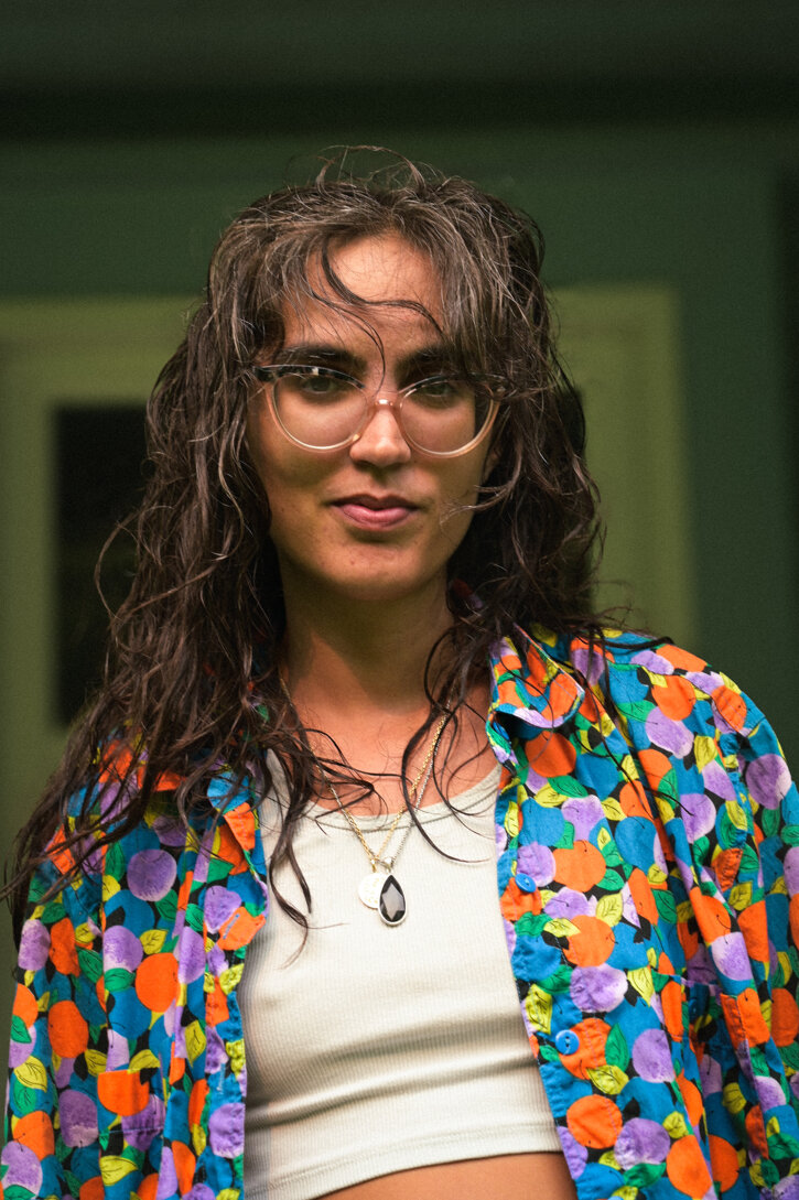 eyJlbiI6IkNsb3NlLXVwIHBvcnRyYWl0IG9mIFZhbGVudGluZSBBbG1hIGluIE1vbnRy6WFsLCBRdeliZWMsIGNvbnRlbXBvcmFyeSBhcnRpc3QgYW5kIHBhaW50ZXIuIn0=