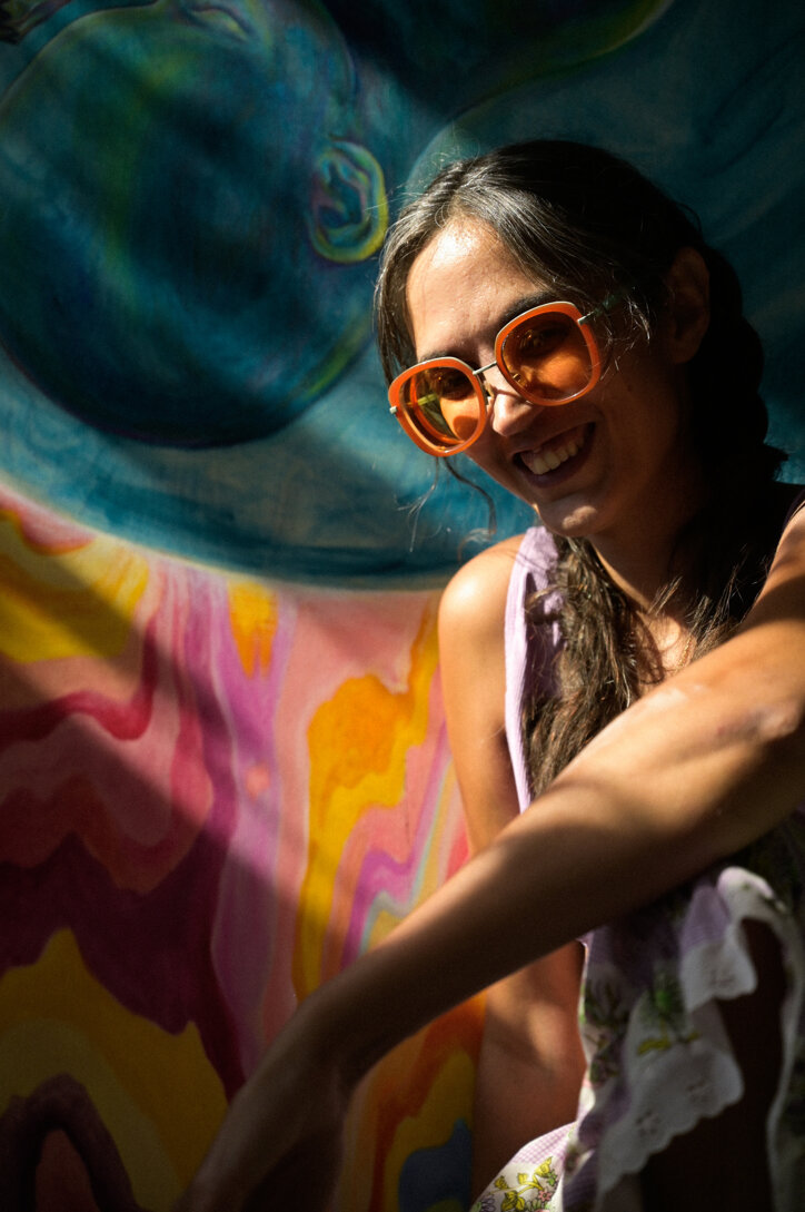 eyJlbiI6IlZhbGVudGluZSBBbG1hIHBhaW50aW5nIGluIHN0dWRpbyBpbiBNb250culhbCwgUXXpYmVjLCBjbG9zZS11cCBiZWhpbmQtdGhlLXNjZW5lcyBhcnRpc3QgYXQgd29yay4ifQ==