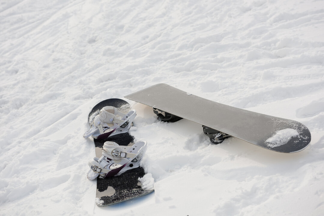 snowboard-snowy-slope-ski-resort.jpeg