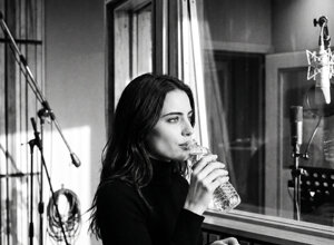 gemini-image-2_professional_black_and_white_photography_of_close-up_detail_of_long_dark_hair_pr-0.jpeg