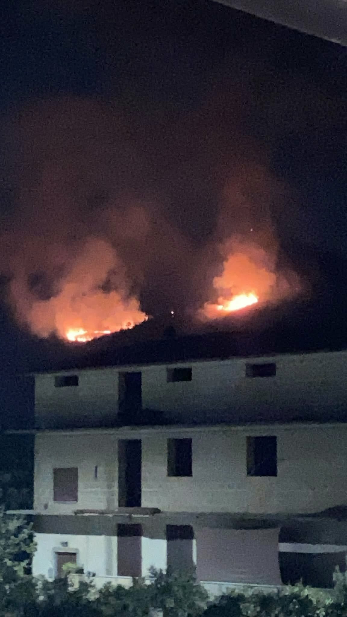 Sant’Agata de’ Goti, fiamme vicino alle case a Crastone