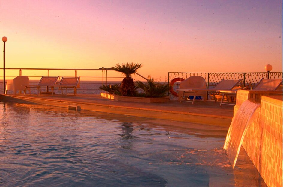 cascata_piscina_tramonto (1).jpeg