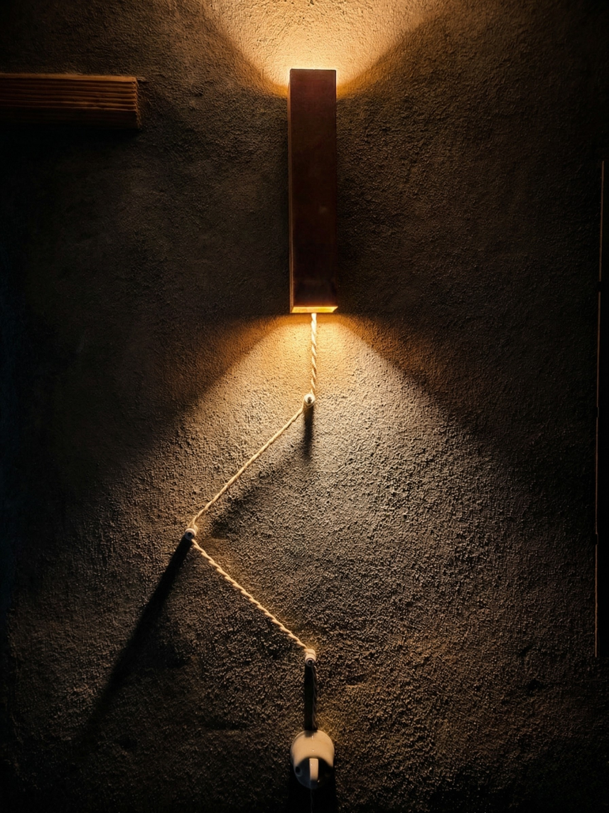 applique lineare in biemissione luce sopra sotto in vero acciaio corten parallelepipedo 