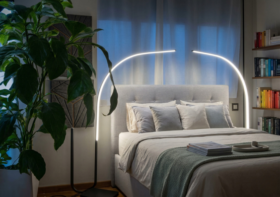 piantana ad arco led moderna minimale camera matrimoniale comodino 