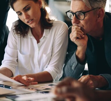 ein mann und eine frau arbeiten zusammen.jpeg ein mann und eine frau arbeiten zusammen.jpeg