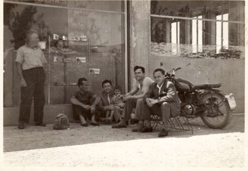 vita quotidiana davanti al panificio. anni '50..jpeg