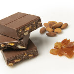 torrone-al-cioccolato-al-latte-con-mandorle-e-arancia-candita