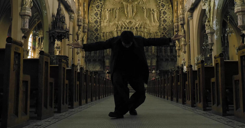 eyJlbiI6IkNoYXJsZXMgQnJlY2FyZCwgZGFuc2V1ciBldCBjaG9y6WdyYXBoZSBiYXPpIOAgTW9udHLpYWwsIHNlIHRpZW50IGVuIHNpbGhvdWV0dGUgc29tYnJlIGF1IGNlbnRyZSBkZSBsYSBuZWYgZCd1bmUg6WdsaXNlIGdvdGhpcXVlIn0=