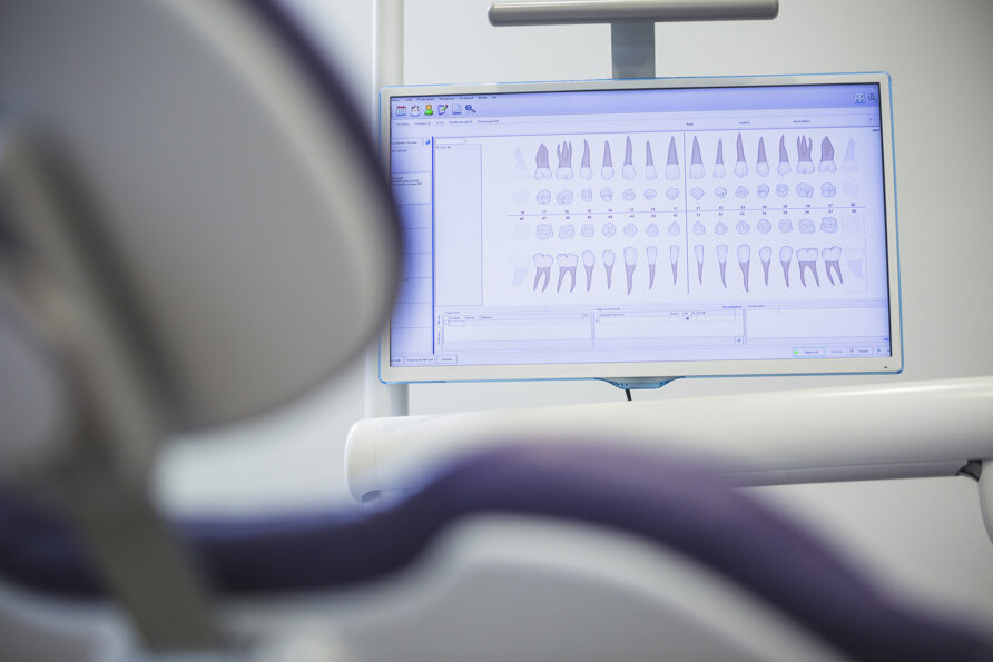 close-up-dentition-chart-monitor-screen.jpeg