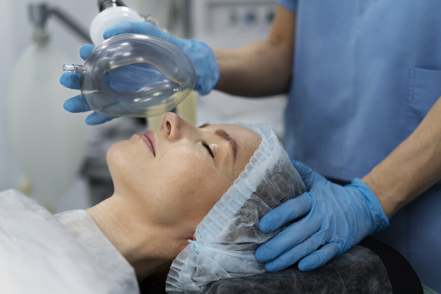 nurse-putting-oxygen-mask-patient.jpeg nurse-putting-oxygen-mask-patient.jpeg