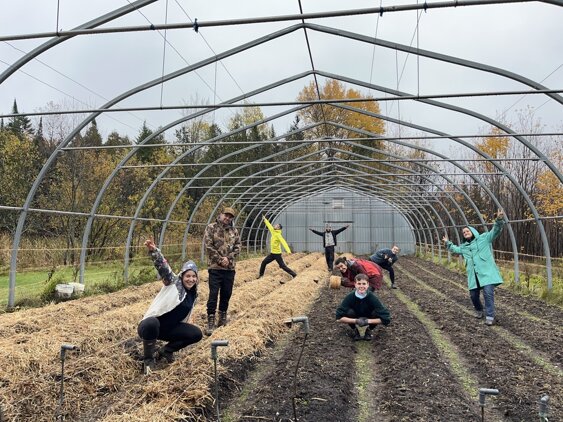 eyJmciI6IslxdWlwZSBkZSBsYSBmZXJtZSBDaGFtcCBkZXMgRm9saWVzIGRhbnMgdW4gdHVubmVsIGRlIGN1bHR1cmUgYXUgUXXpYmVjIn0=