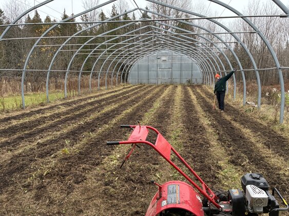 eyJmciI6IlJhbmfpZXMgZGUgY3VsdHVyZSBkYW5zIHVuIHR1bm5lbCBhZ3JpY29sZSDgIGxhIGZlcm1lIENoYW1wIGRlcyBGb2xpZXMifQ==