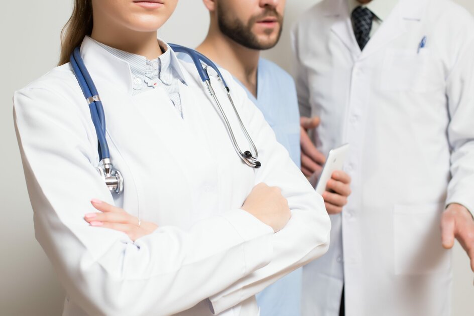 medico-di-sanita-dello-stetoscopio-scrubs-posizione-ospedaliera-scaled.jpeg