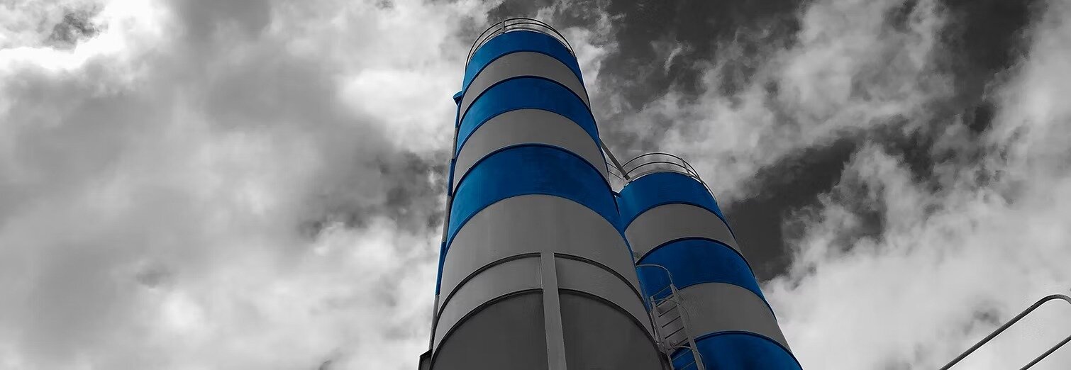 Silos de cemento de la central