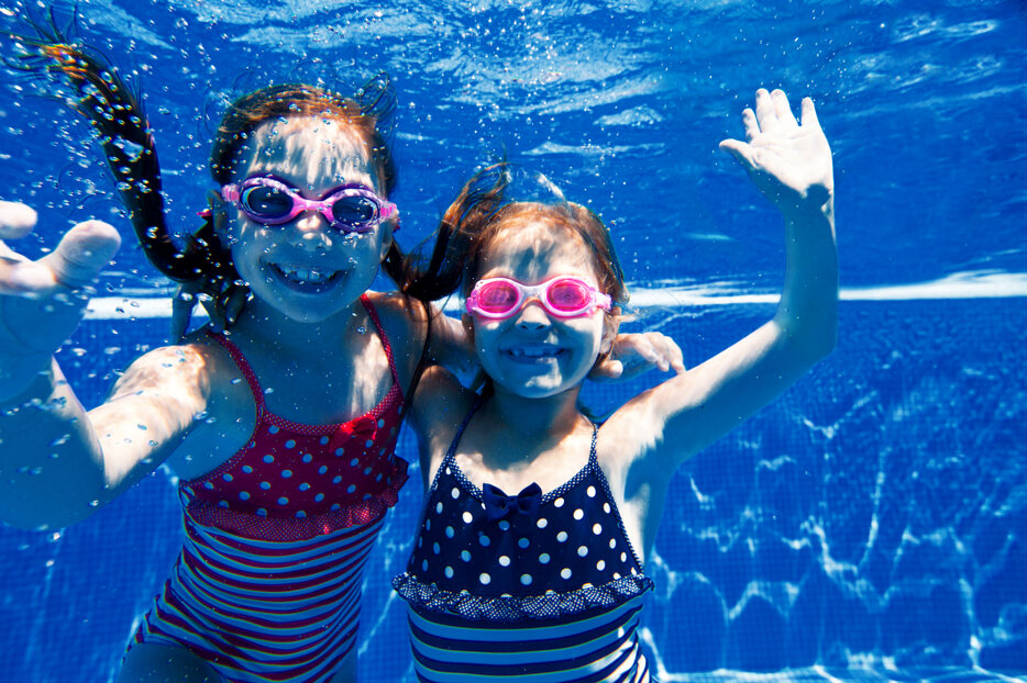 Ragazze che nuotano sott'acqua