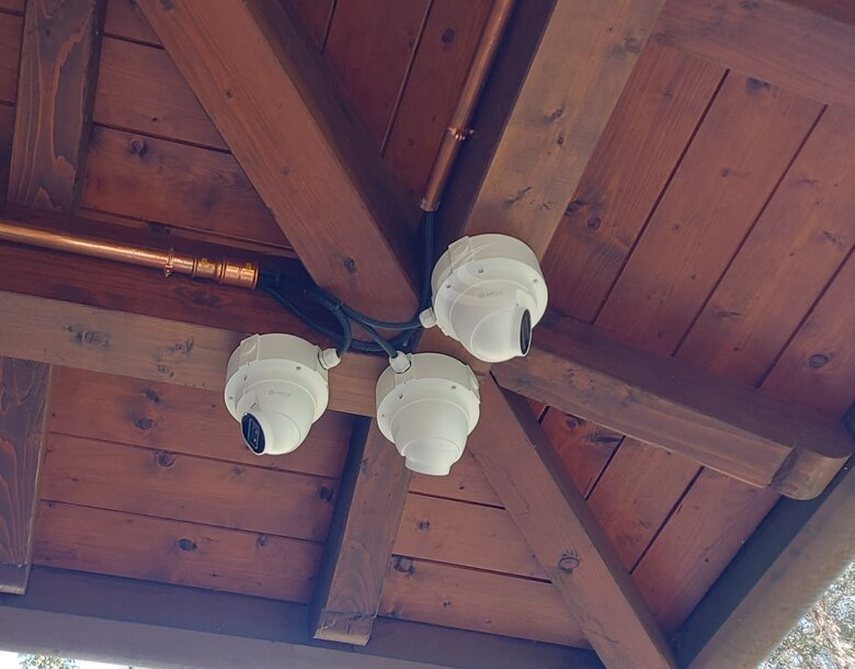 Telecamere dome installate su soffitto per videosorveglianza professionale