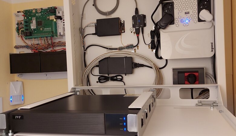 Armadio tecnico con registratore TVT, cablaggi e componenti per videosorveglianza
