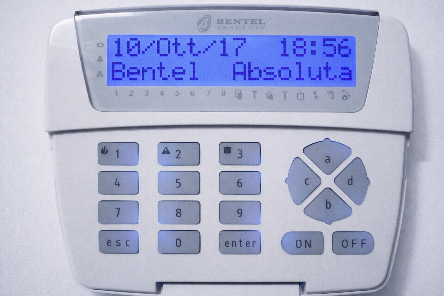Tastiera Bentel Absoluta con display che mostra data e ora aggiornate
