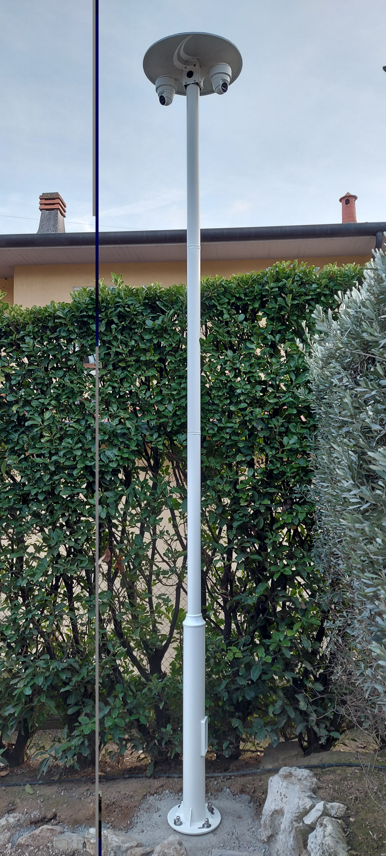 Telecamere dome installate su palo per videosorveglianza professionale