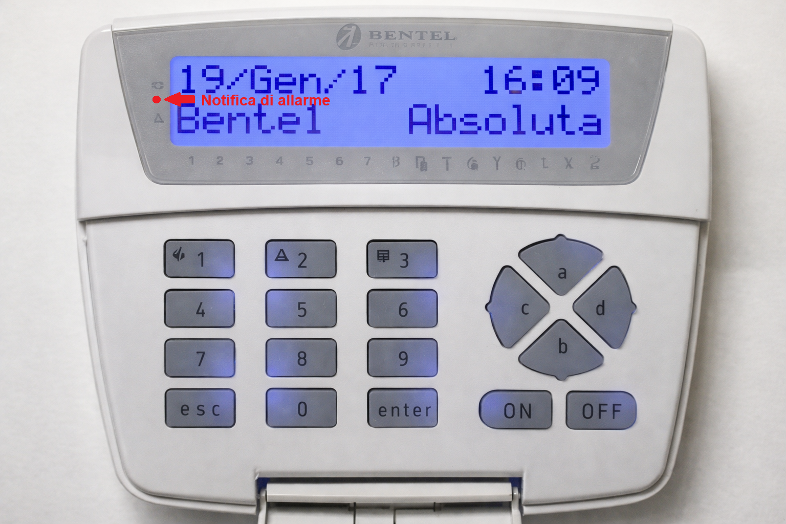Tastiera Bentel Absoluta con notifica di allarme attiva sul display LCD