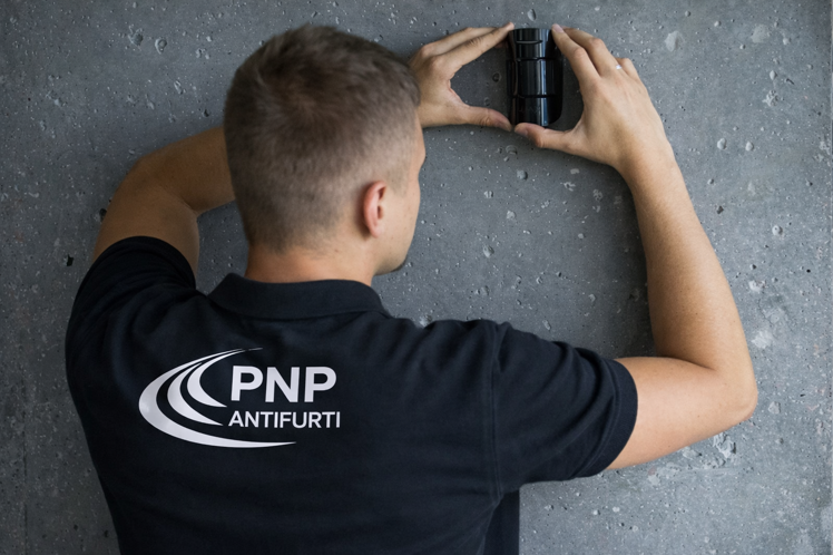 Tecnico specializzato durante montaggio dispositivo antifurto