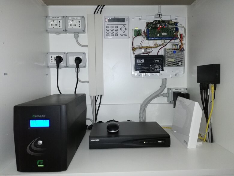 Impianto di sicurezza antifurto e videosorveglianza, switch, router e ups