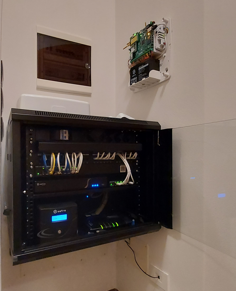 Rack di rete con switch, router e cablaggio strutturato per impianto di sicurezza