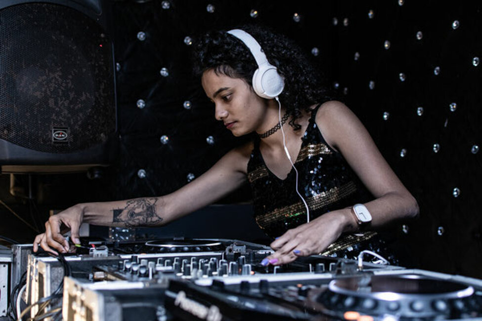 DJ-Bella