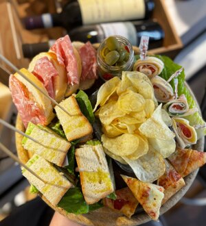 Aperitivo bar C'est la Vie di Casale Corte Cerro