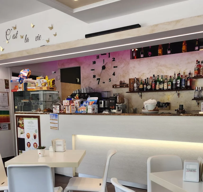 Interno Bar C'est la Vie di Casale Corte Cerro