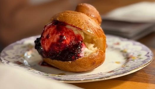 L’innovazione morde la storia: la brioche con gelato al blu di bufala che unisce le Due Sicilie L’innovazione morde la storia: la brioche con gelato al blu di bufala che unisce le Due Sicilie