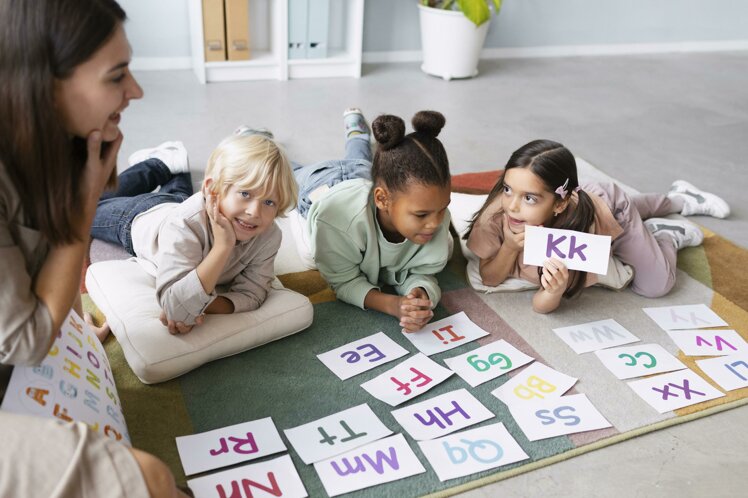 young-woman-doing-speech-therapy-with-children.jpeg