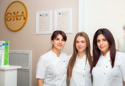 Estetiste davanti all'attestato di abilitazione alla professione di estetista della Regione Piemonte
