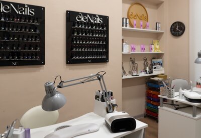 cabina per ricostruzione unghie e nail art con smalti e attrezzature