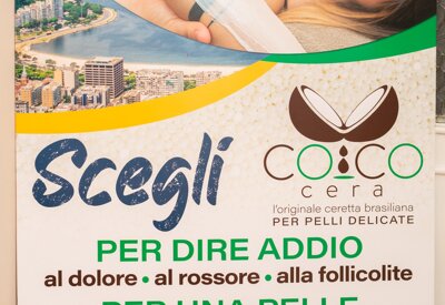 reclame con scritta scegli Cococera per dire addio al dolore al rossore alla follicolite