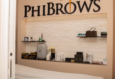 reparto per il trucco permanente con la scritta PhiBrows