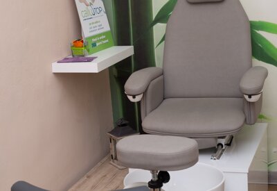 poltrona professionale per pedicure con reclame Callustop