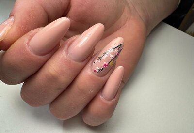 nail art unghie color carne con decorazione artistica