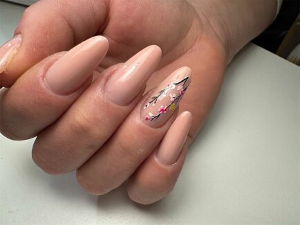 nail art, unghie color carne con decorazione floreale