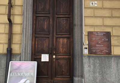 Ingresso Estetica Oxa con cartello con scritta Solarium
