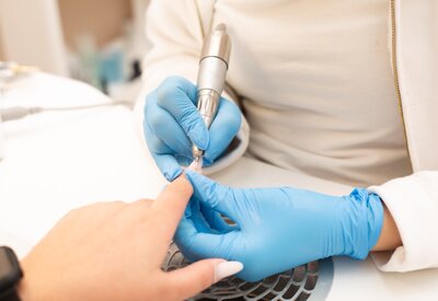 Estetista esegue manicure a una donna