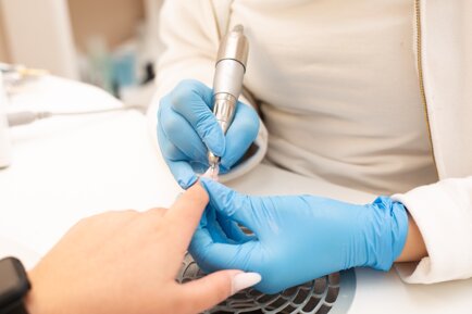 manicure professionale, estetista ricostruisce l'unghia