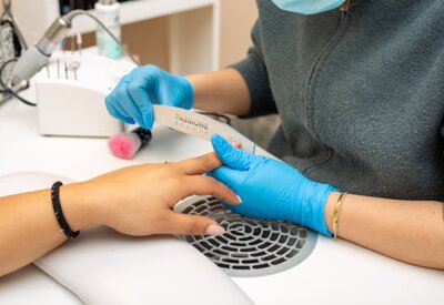 manicure a una ragazza con le unghie lunghe